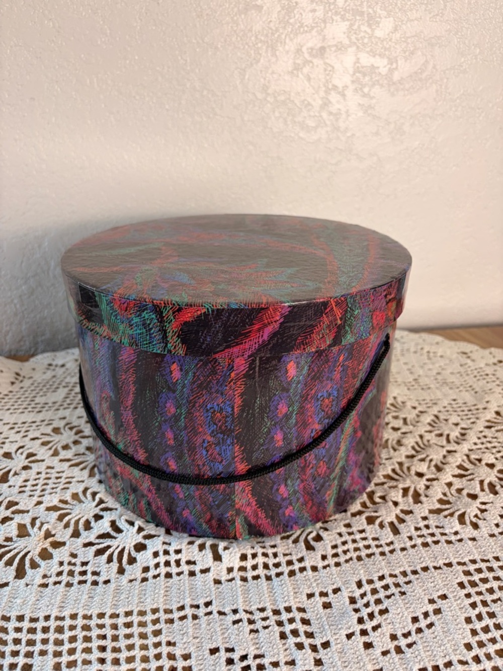 ✨🎀 1980s Circular Hat Box – Red, Purple, Turquoise & Blue 🎀✨